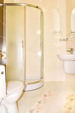 Отель Villa Leku SPA Resort Буковель Стандартный трехместный номер - Включен вход в спа-центр-9