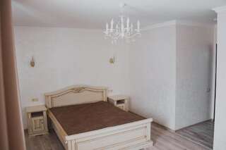 Отель Villa Leku SPA Resort Буковель Стандартный двухместный люкс с 1 кроватью - Включен вход в спа-центр-1